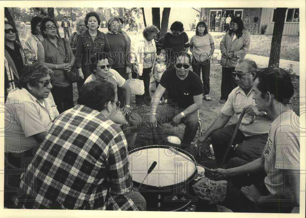 1984 Press Photo Individuals from the Winnebago Indian Tribe Set Around Drum - Historic Images