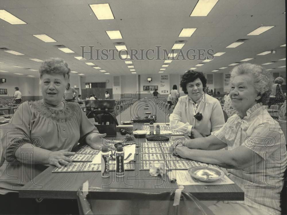 1984 Press Photo Ladies Ready to Play Bingo at Winnebago Bingoland Hall - Historic Images