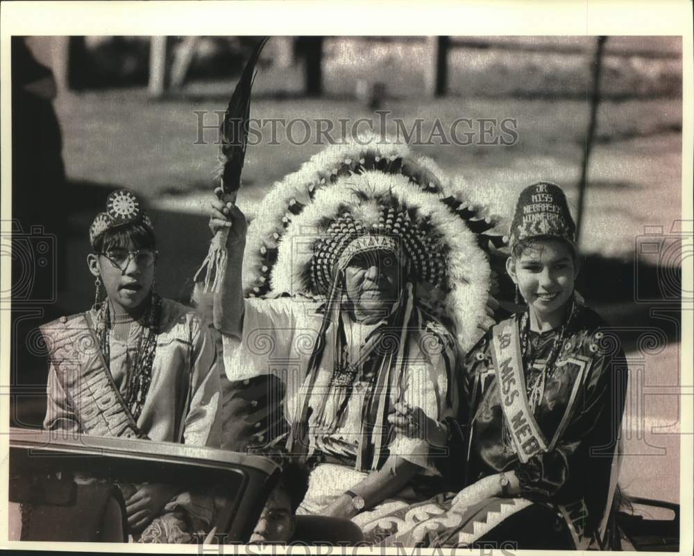 1993 Press Photo Winnebago Indian Spiritual Chief Ben Winneshiek at parade - Historic Images