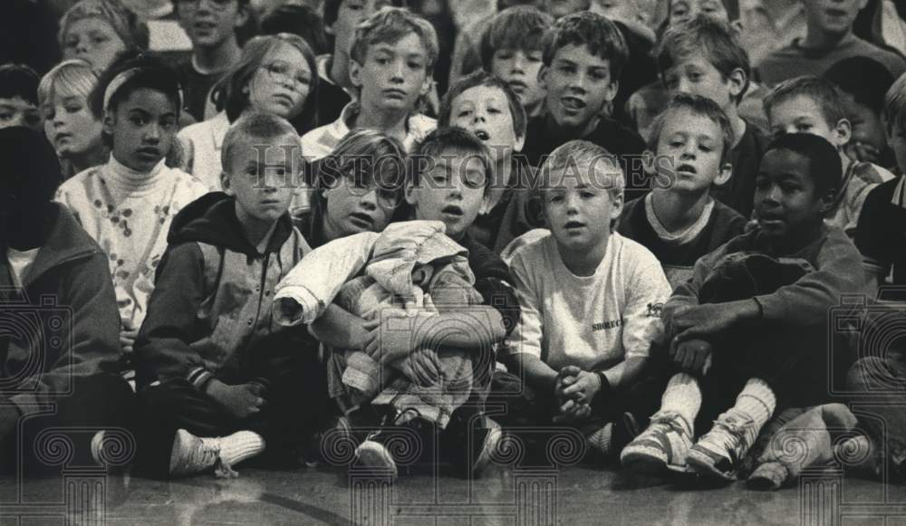 1988 Press Photo Students at Range Line Elementary watch Indian dancers perform - Historic Images