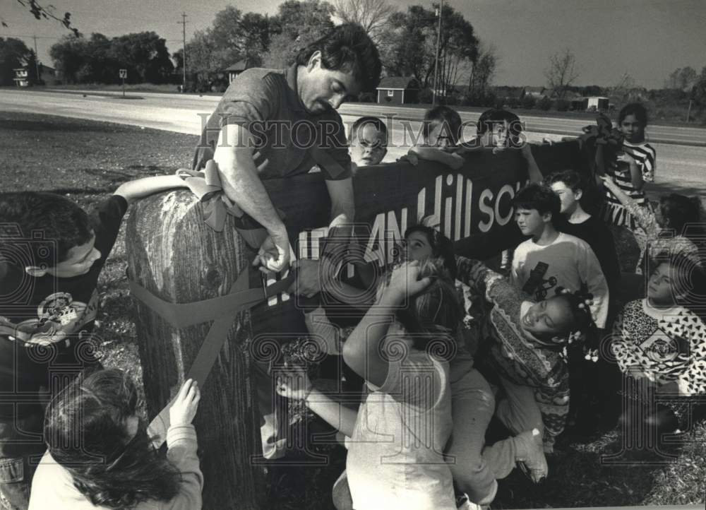 1991 Press Photo Teacher Jim Campbell at Indian Hill School, with his class - Historic Images