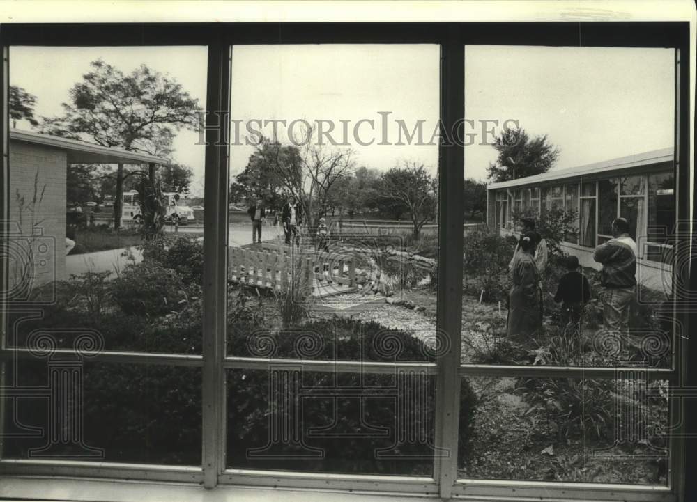 1991 Press Photo Guests visit new garden at Indian Hill School at Fall Festival - Historic Images