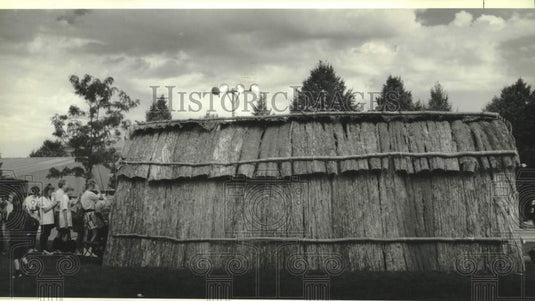 1994 Press Photo Students tour a wigwam at Indian Summer Festival in Wisconsin - Historic Images