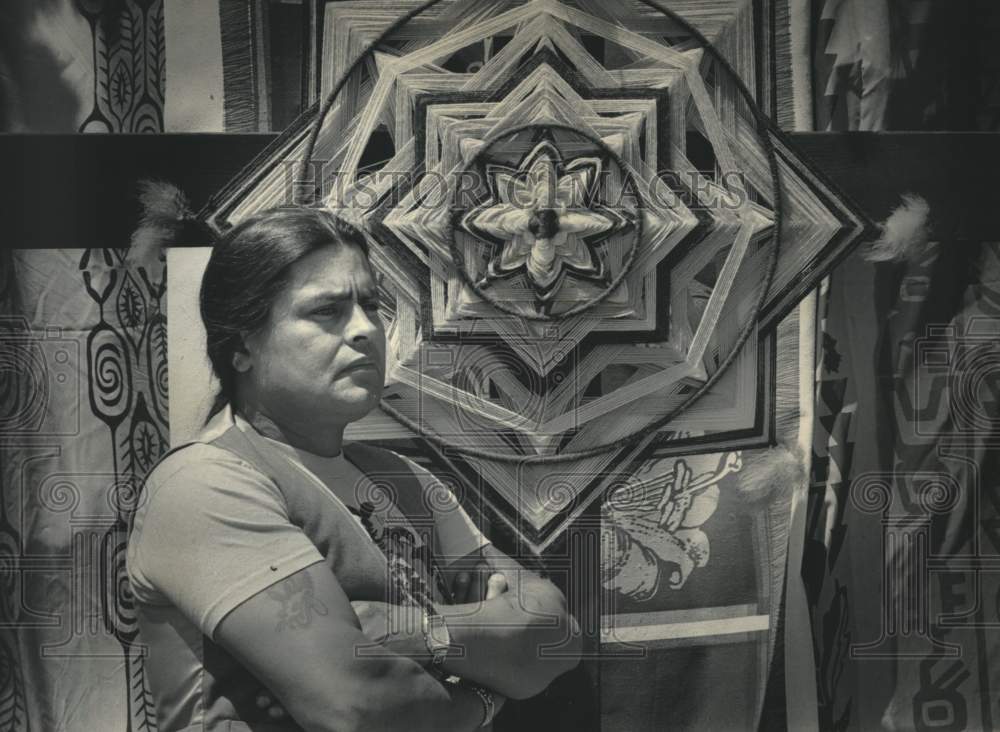 1985 Press Photo Edwin Poulin of Milwaukee looks at Indian crafts at Indian Fest - Historic Images