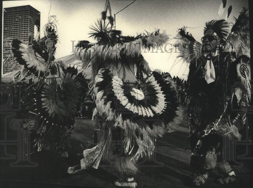 1993 Press Photo American Indians dance at Indian Summer at Maier Festival Park - Historic Images