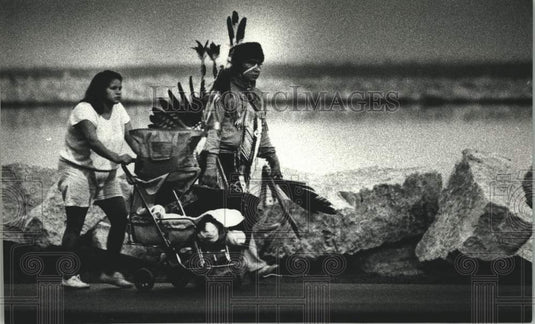 1989 Press Photo Man dressed for a powwow & his family attending Indian Summer - Historic Images