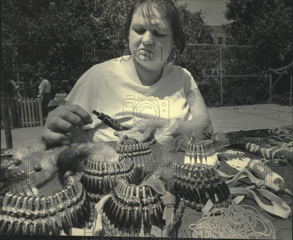 1985 Press Photo Jean Martinez Doxtater of Milwaukee displays Indian bead work - Historic Images