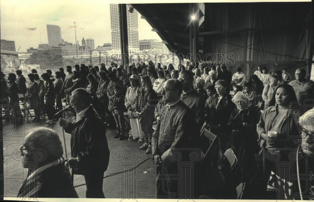 1987 Press Photo Archbishop Rembert Weakland &amp; Indian leaders at Indian Summer - Historic Images