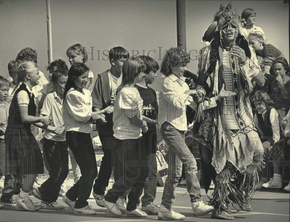 1987 Press Photo Chippewa Nick Hockings taught children a dance at Indian Summer - Historic Images