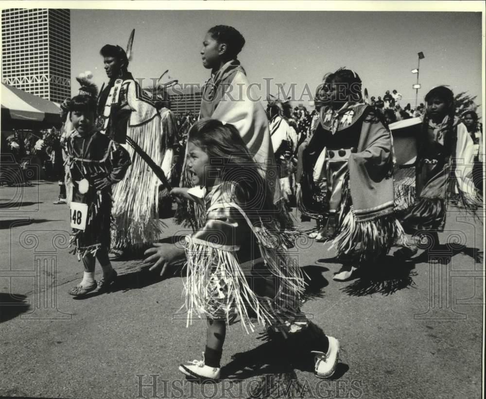 1993 Press Photo Native Indian Summer Pow-Wow At Summerfest Grounds In Milwaukee - Historic Images