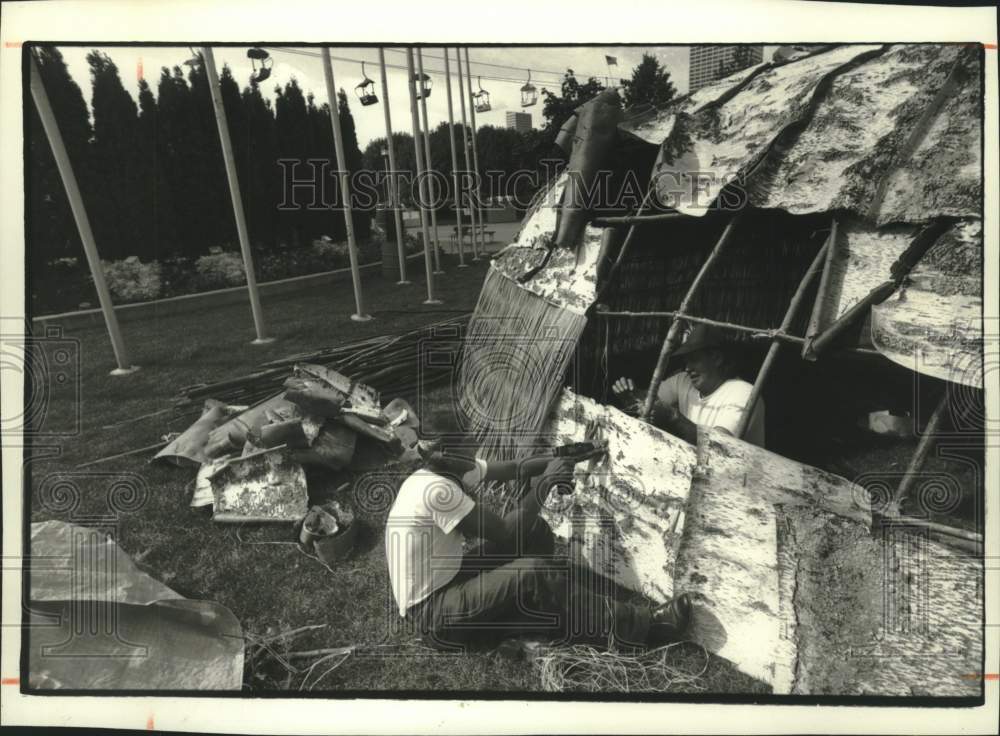 1993 Press Photo Nick Hocking &amp; Vernon De Foe build wigwam for Indian Summer - Historic Images