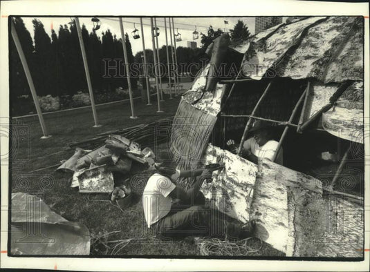 1993 Press Photo Nick Hocking & Vernon De Foe build wigwam for Indian Summer - Historic Images