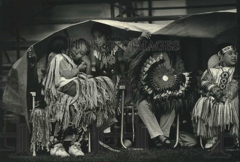 1989 Press Photo Indian dancers shelter against rain at Indian Summer festival - Historic Images