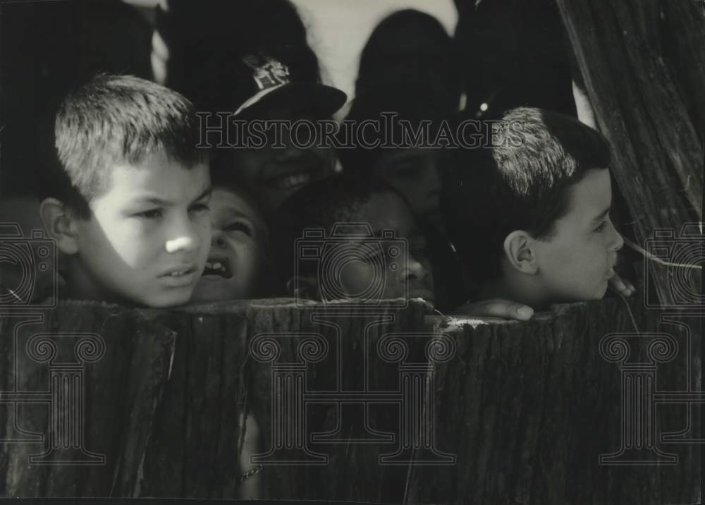 1994 Press Photo Milwaukee children seeing how the first Native Americans lived - Historic Images