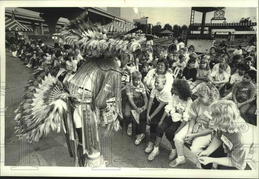 1989 Press Photo Joe Martin talks to children at the Native American Festival - Historic Images