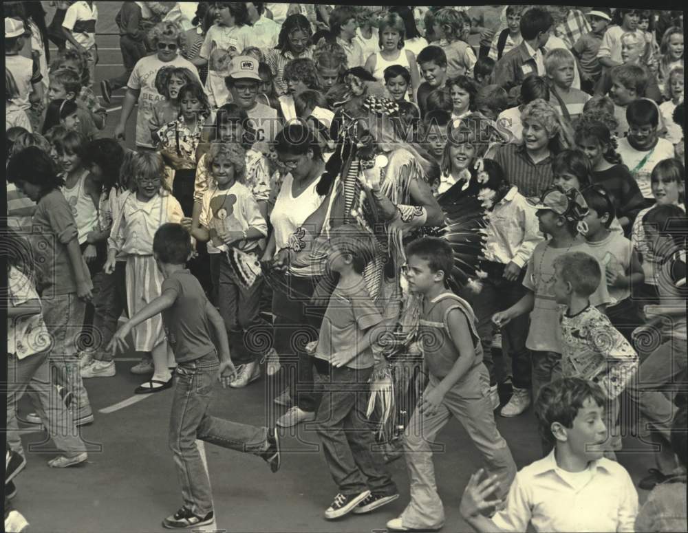 1987 Press Photo Chippewa native Nick Hockings leads children in festival dance - Historic Images