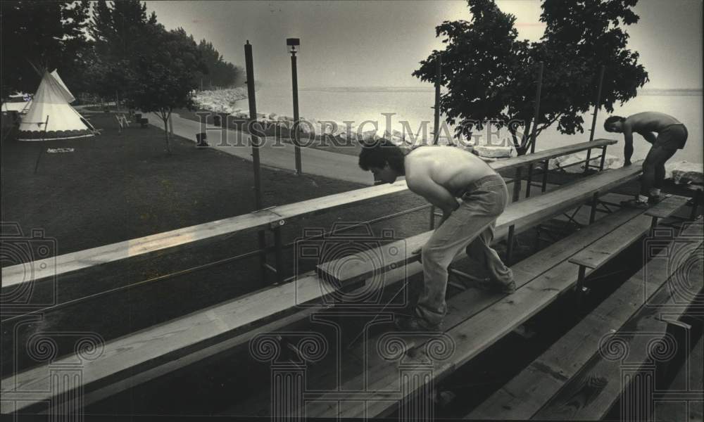 1989 Press Photo Workers assemble bleachers for annual Indian Summer festival - Historic Images