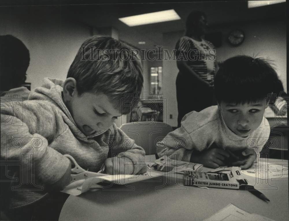 1992 Press Photo Children work on art project at new Indian Community School - Historic Images