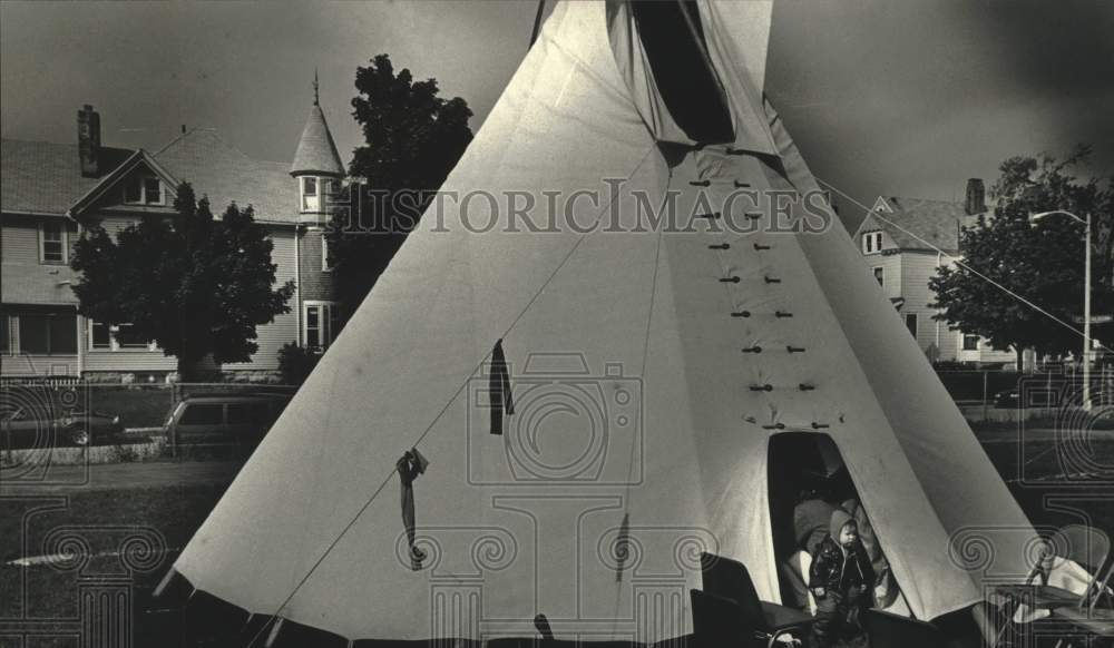 1990 Press Photo Toddler Edward Bressette exits tepee at Indian Community School - Historic Images