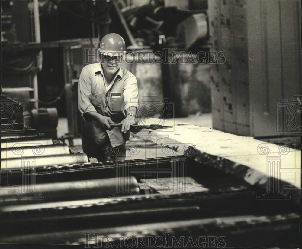 1980 Press Photo Wayne Peters working at Menominee nation sawmill in Neopit, WI. - Historic Images