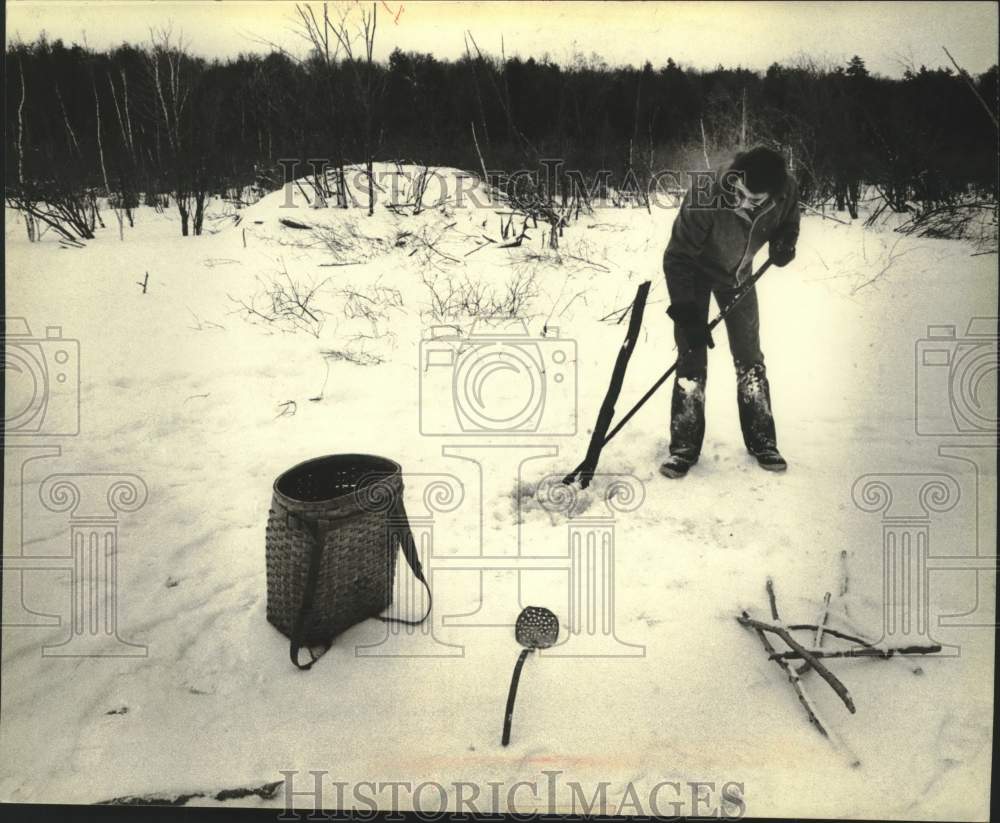 1980 Press Photo Bobby Waukau sets a beaver trap on Menominee reservation, WI. - Historic Images