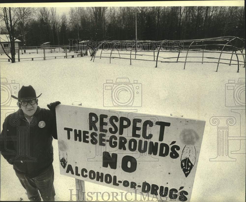 1980 Press Photo &quot;Respect&quot; Sign Shown By Manny Boyd Of Menominee Tribe in Zoar - Historic Images