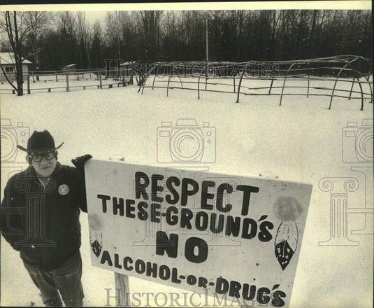 1980 Press Photo "Respect" Sign Shown By Manny Boyd Of Menominee Tribe in Zoar - Historic Images