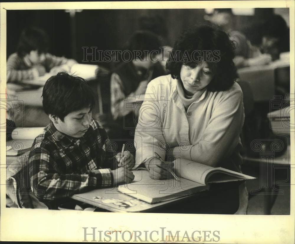 1980 Press Photo Duane Waupoose works with teacher Lisa Waukau at Keshena school - Historic Images
