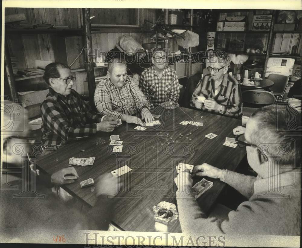 1980 Press Photo Menominees playing cards at Keshena Senior Citizens Center. - Historic Images