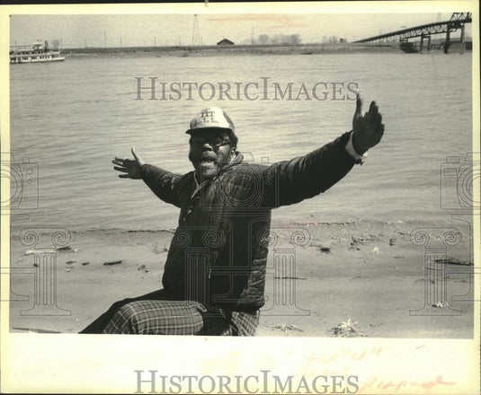 1980 Press Photo Willie Robinson shows the size of the fish that got away. - Historic Images