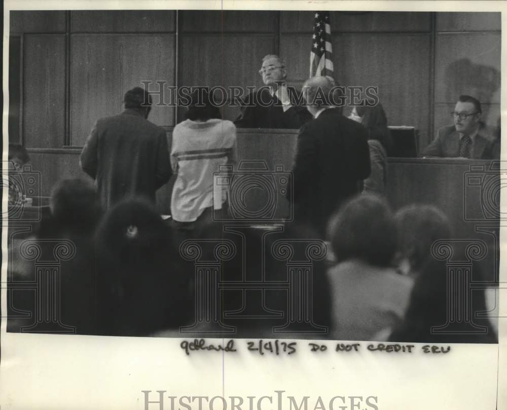 1975 Press Photo Menominee tribal members face charges in court in Wisconsin - Historic Images