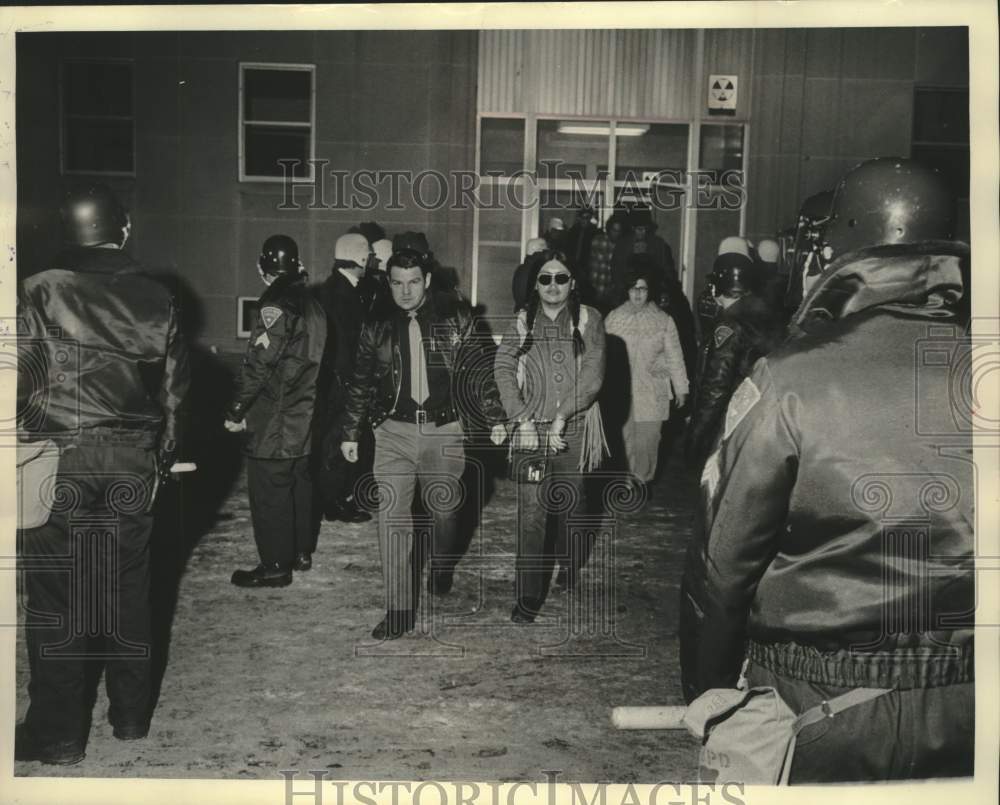 1975 Press Photo Protester taken from Shawano courthouse after fight at hearing - Historic Images