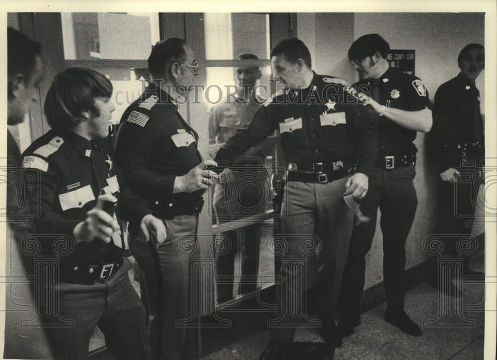 1975 Press Photo Wisconsin Police officers charging Menominee Native Americans. - Historic Images