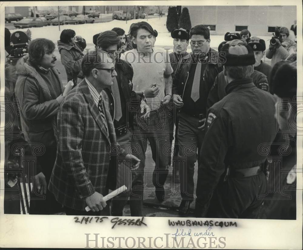 1975 Press Photo Menominee Warrior Society member John J. Waubanascum arrested - Historic Images