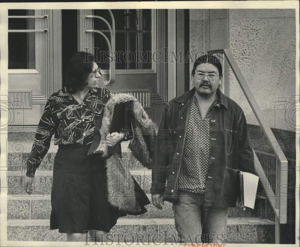 1975 Press Photo Menominee Native American Michael Sturdevant leaves courthouse - Historic Images