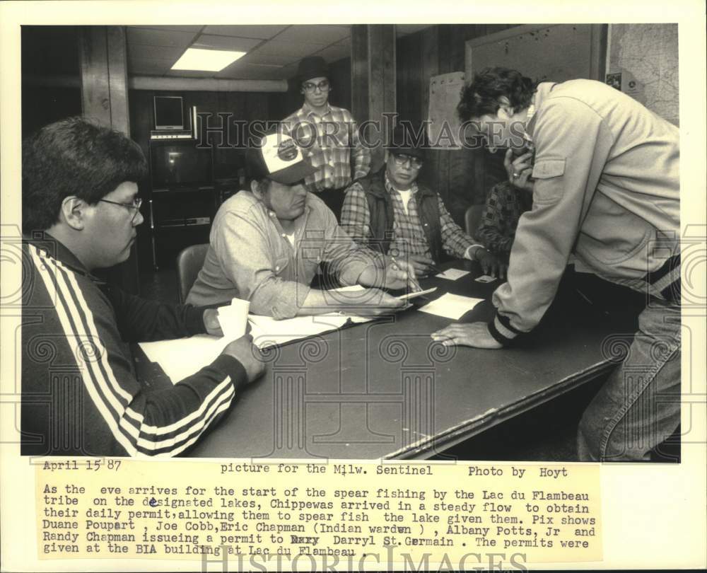 1987 Press Photo Chippewas apply for spear fishing permits, Lac du Flambeau - Historic Images