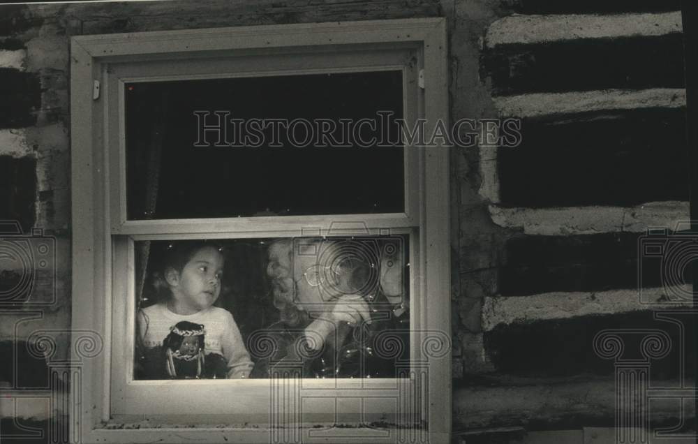 1988 Press Photo Miigis Gouge watches his grandmother string Christmas lights - Historic Images