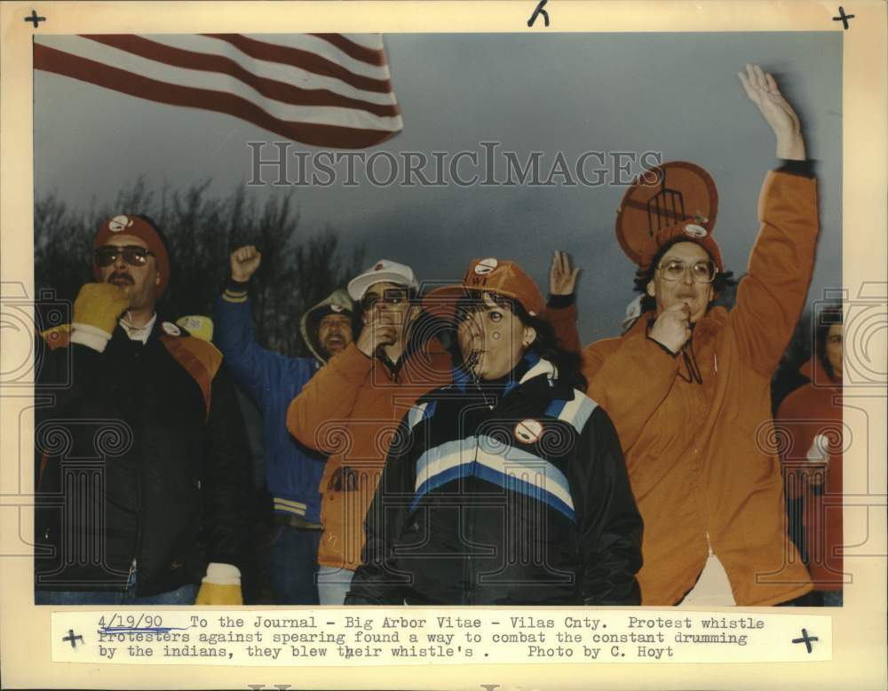 1990 Press Photo Spear fishing protesters blew whistles, Big Arbor Vitae Lake - Historic Images