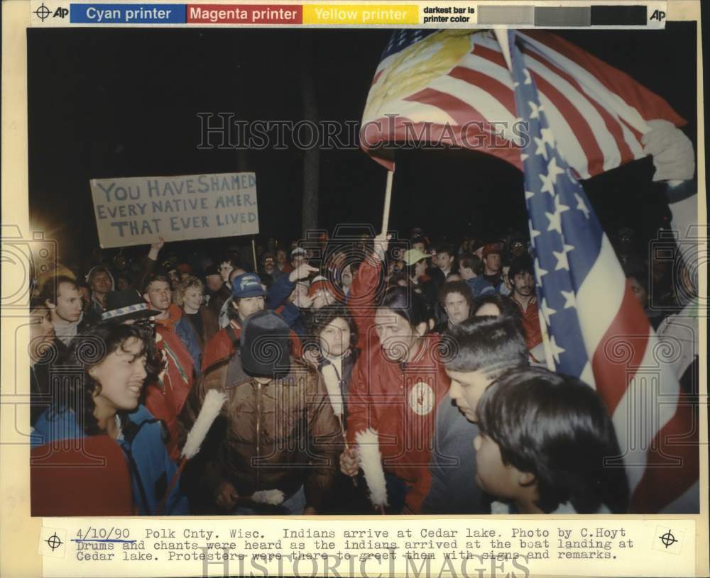 1990 Press Photo Protesters greet Native Americans at Cedar Lake boat landing - Historic Images