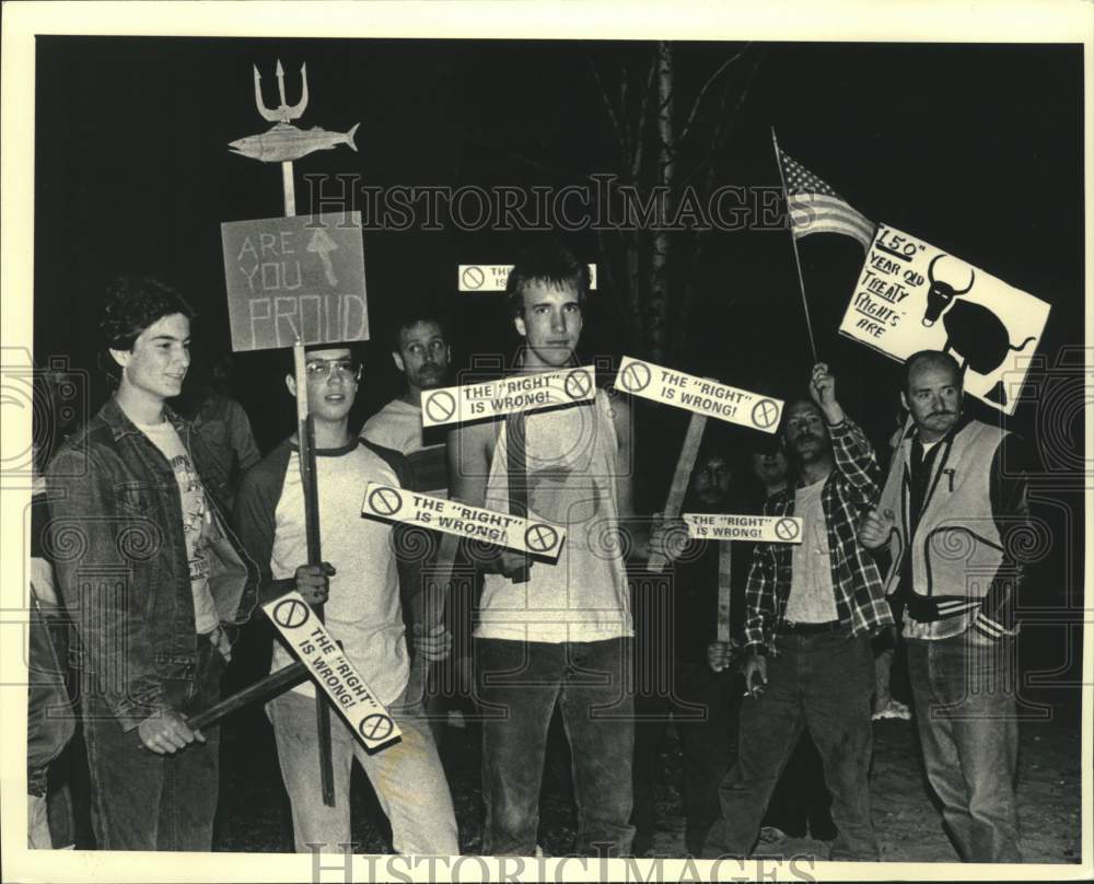 1987 Press Photo Protesters of Indian spear fishing gather, North Twin Lake - Historic Images