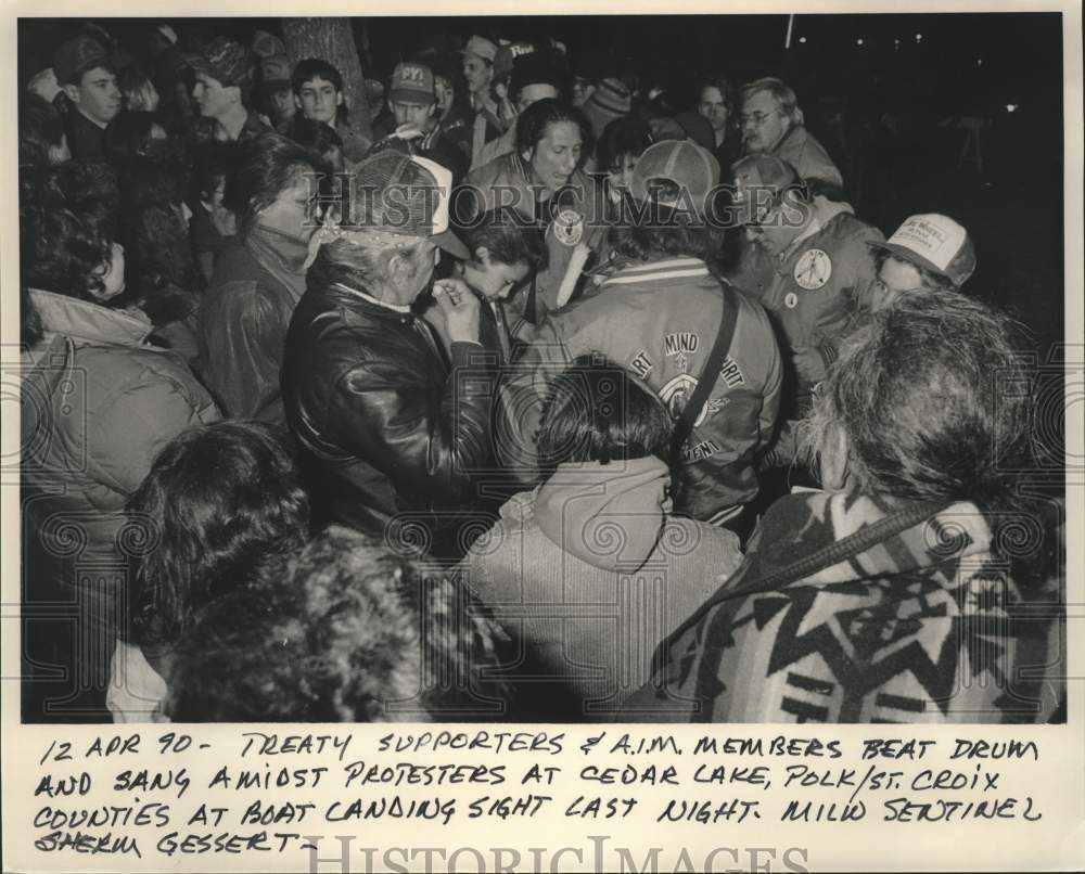 1990 Press Photo Treaty supporters and protesters gather at Cedar Lake boat dock - Historic Images