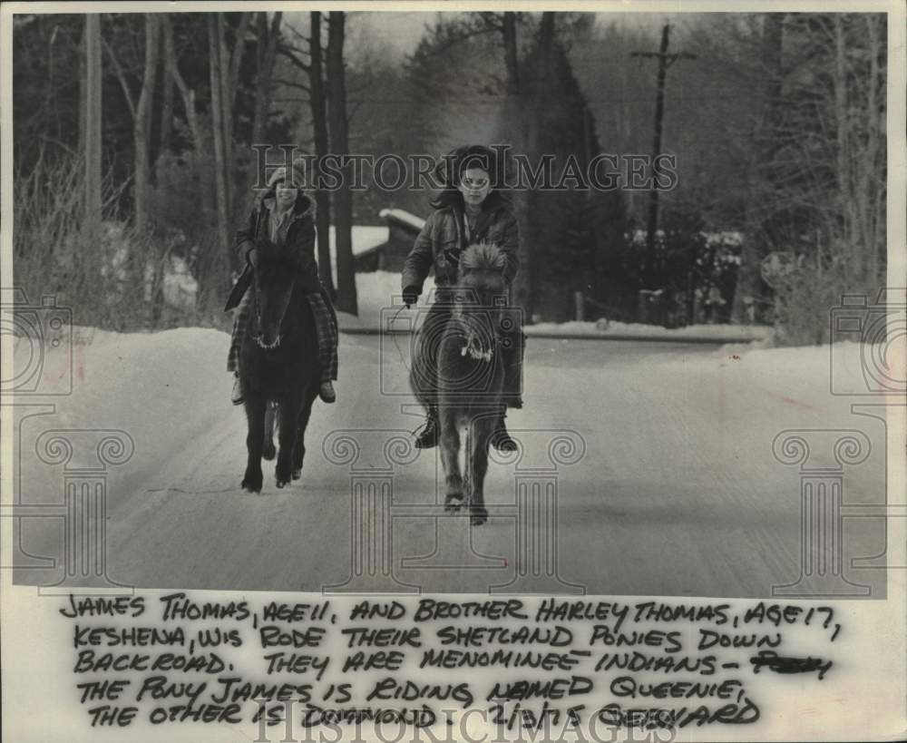 1975 Press Photo Menominees James and Harley Thomas on ponies in Kenosha - Historic Images