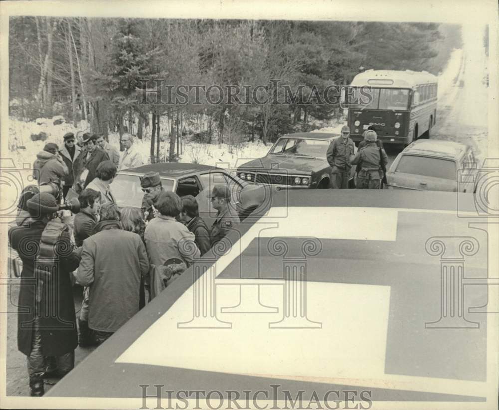 1975 Press Photo Reporters surround spokesman at checkpoint during demonstration - Historic Images