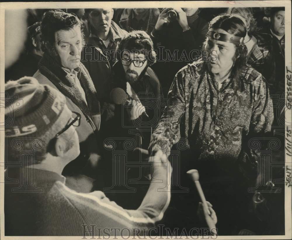 1975 Press Photo Native Americans Durham and McBride shake hands, Wisconsin - Historic Images