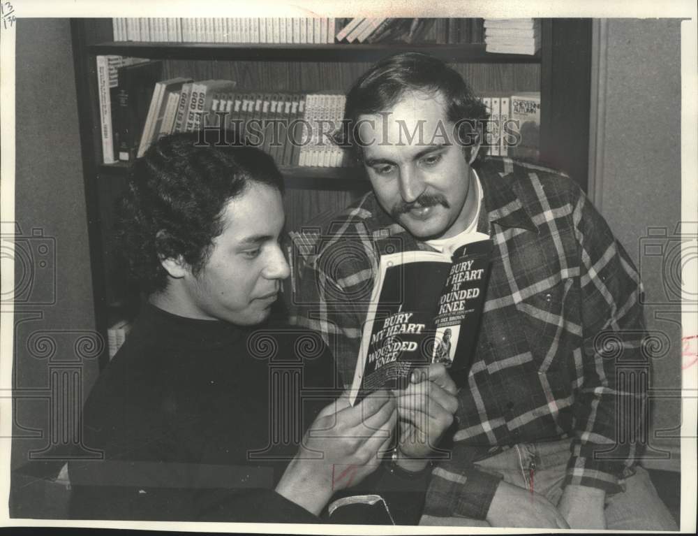 1976 Press Photo Chippewa principal Roy Jonjak and Frank Moose discuss a book - Historic Images