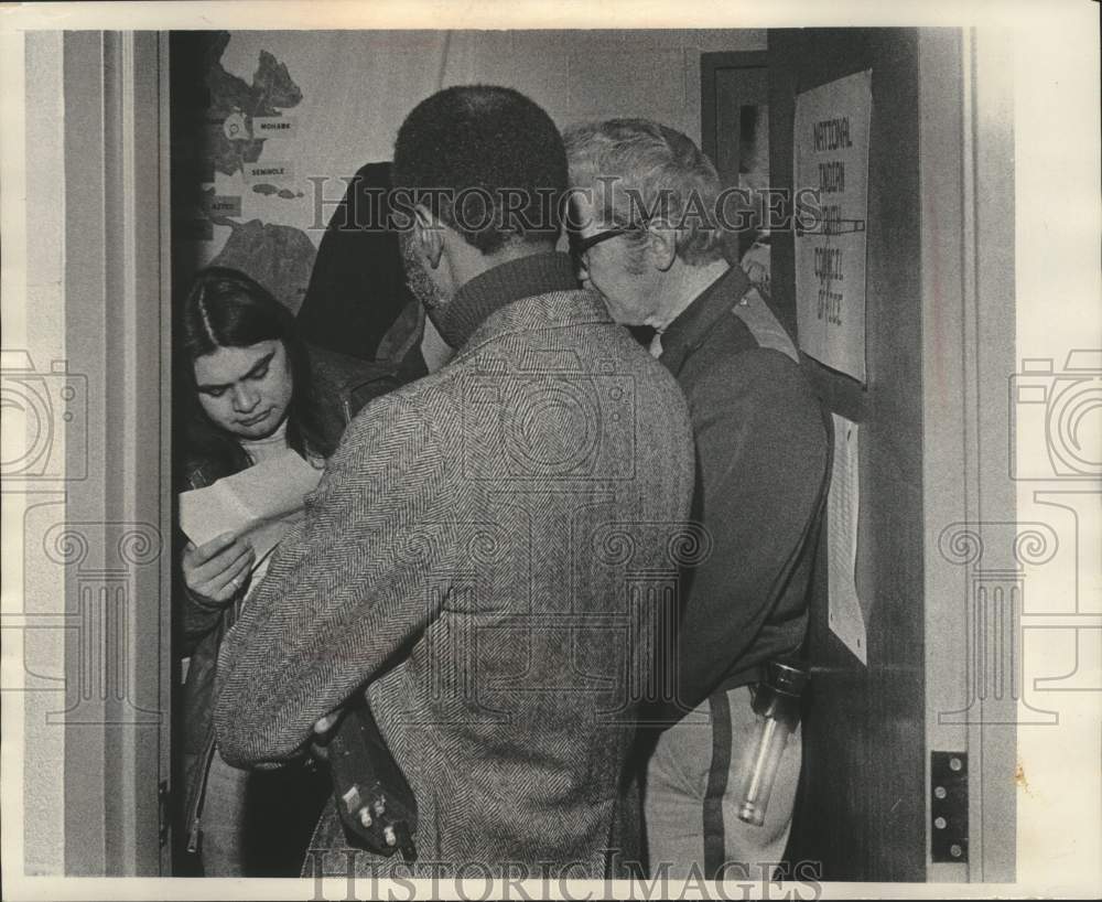 1976 Press Photo Paul Smith reading directive to leave, others, Milwaukee. - Historic Images