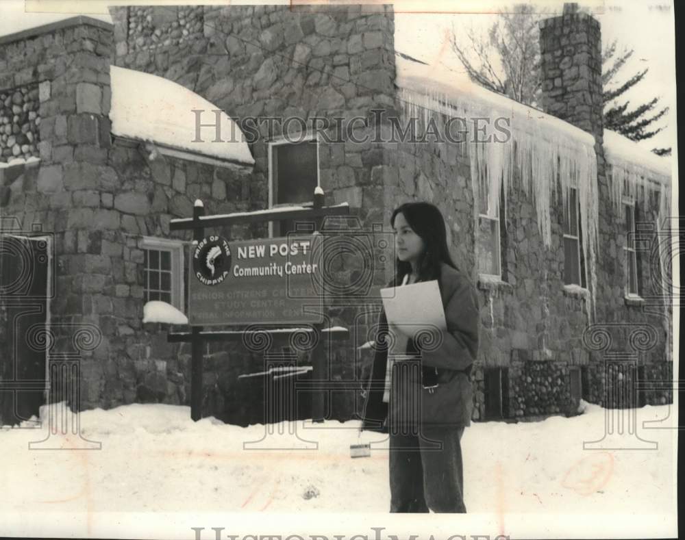 1976 Press Photo Carol Baker Chippewa, waits for bus in front of New Post Center - Historic Images