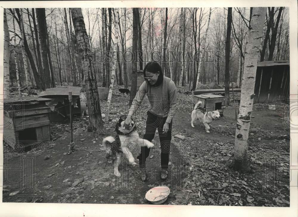 1973 Press Photo John Smith Lives on Reservation with Family and SiberianHuskies - Historic Images