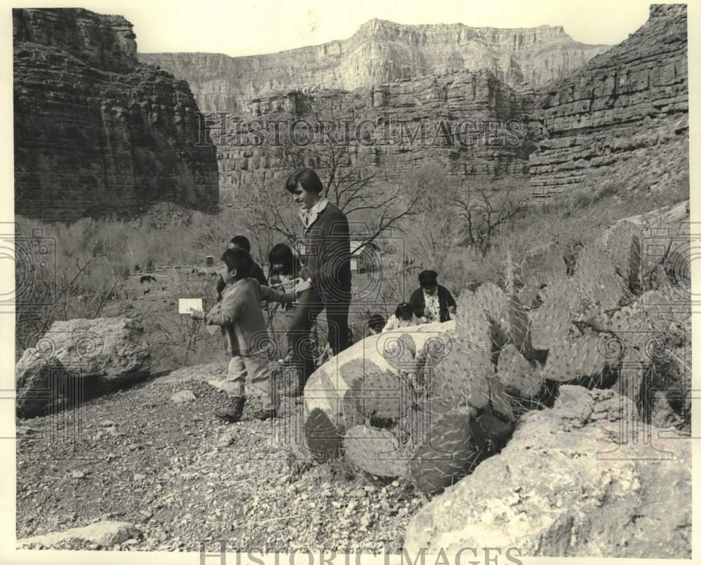 1970 Press Photo Havasupai children lead Terry Eiler on a field trip, Arizona - Historic Images