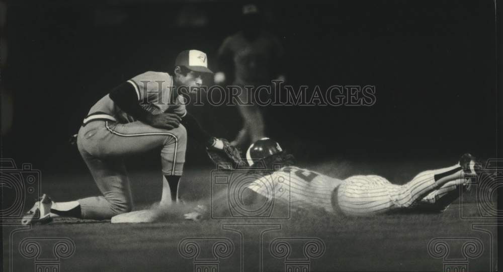 1981 Press Photo Charlie Moore of the Milwaukee Brewers slid into second base - Historic Images